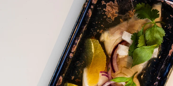 Sushi set s 50 kousky v restauraci v centru Brna: úhoř, losos, tuňák i procecco na přípitek