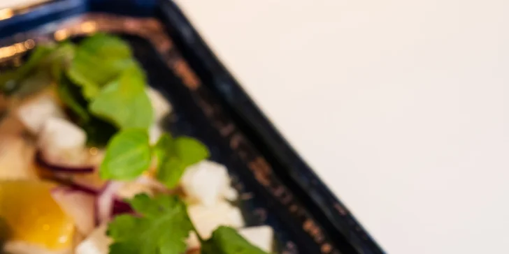 Sushi set s 50 kousky v restauraci v centru Brna: úhoř, losos, tuňák i procecco na přípitek