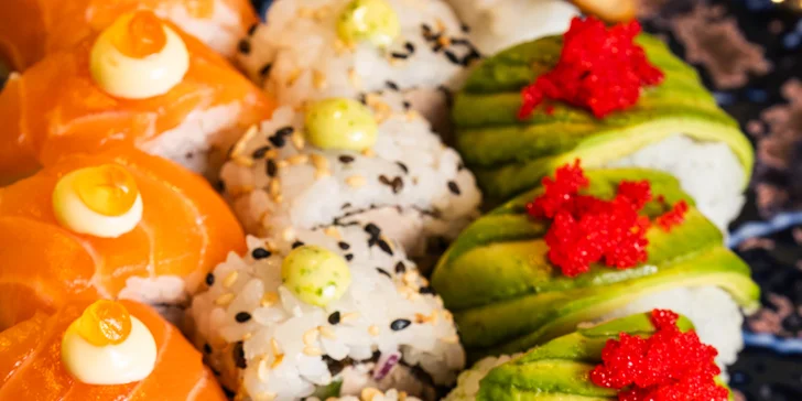 Sushi set s 50 kousky v restauraci v centru Brna: úhoř, losos, tuňák i procecco na přípitek