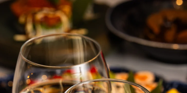 Sushi set s 50 kousky v restauraci v centru Brna: úhoř, losos, tuňák i procecco na přípitek