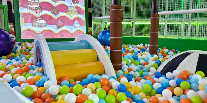 Útulné chatky u rybníka na úpatí Orlických hor pro pár i rodinu: jídlo, sauny a biotop