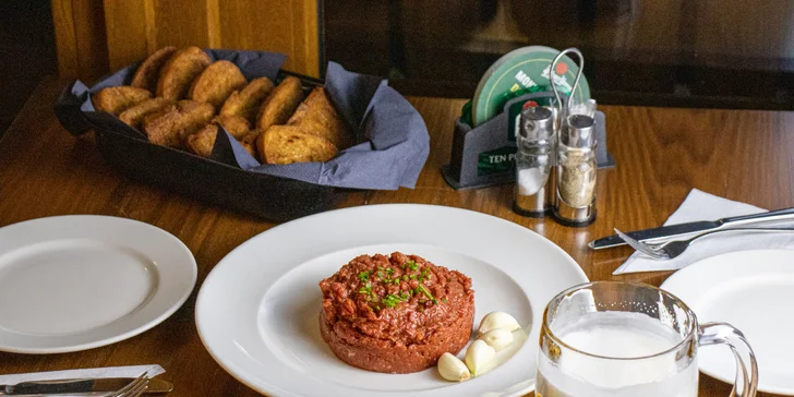 Namíchaný tatarák z falešné svíčkové a zlatavé topinky: 150 nebo 300 g