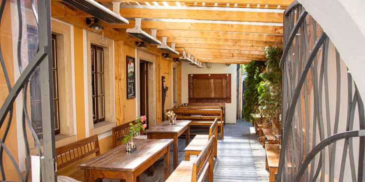 Namíchaný tatarák z falešné svíčkové a zlatavé topinky: 150 nebo 300 g