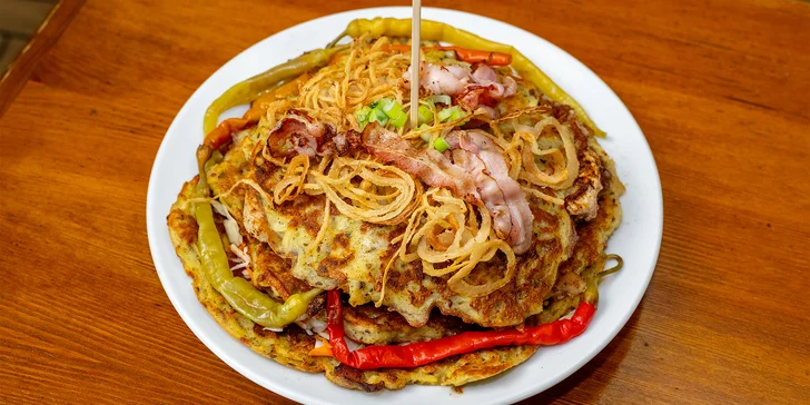 Kilový XXL bramburger s kuřecím a vepřovým masem pro 2–4 osoby