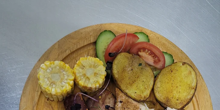 Masové prkno pro 2 osoby: vepřové, hovězí i kuře, hranolky a kukuřice