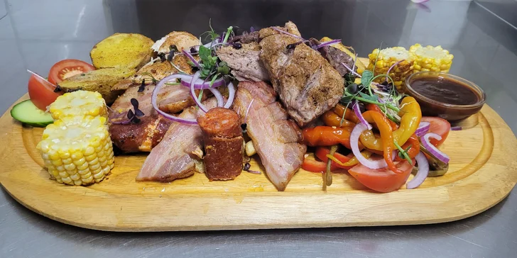 Masové prkno pro 2 osoby: vepřové, hovězí i kuře, hranolky a kukuřice