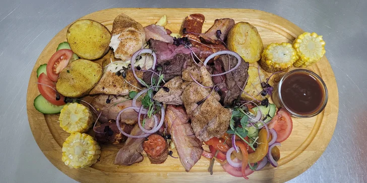 Masové prkno pro 2 osoby: vepřové, hovězí i kuře, hranolky a kukuřice