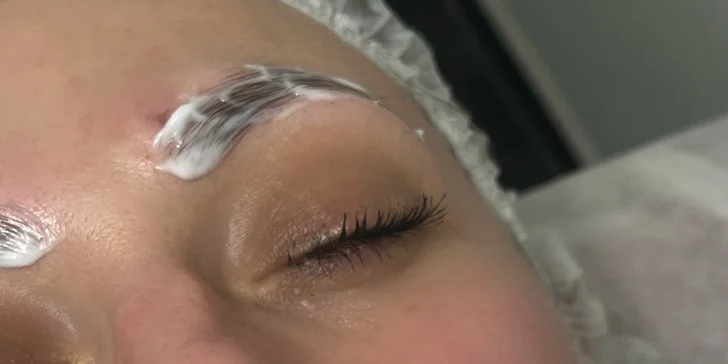 Laminace řas či obočí, hloubkové čištění pleti i péče za použití galvanické žehličky