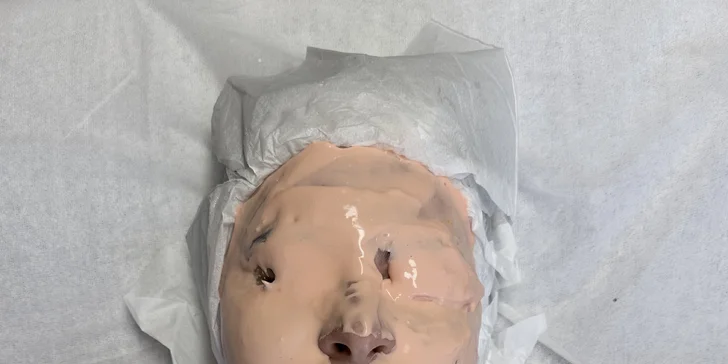 Laminace řas či obočí, hloubkové čištění pleti i péče za použití galvanické žehličky