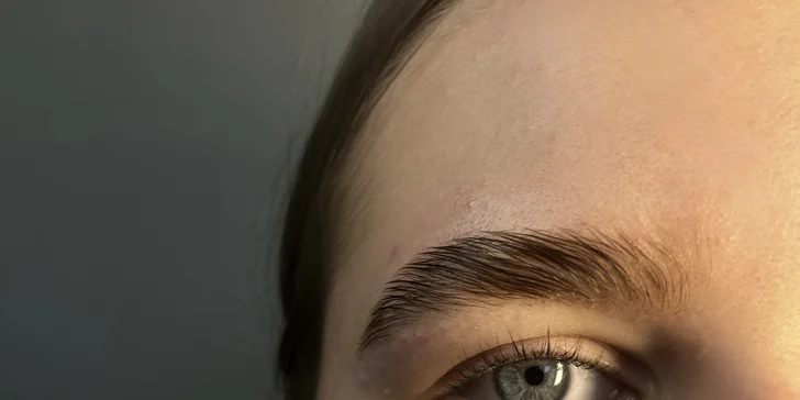 Laminace řas či obočí, hloubkové čištění pleti i péče za použití galvanické žehličky