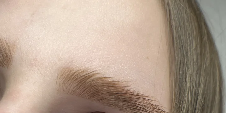 Laminace řas či obočí, hloubkové čištění pleti i péče za použití galvanické žehličky