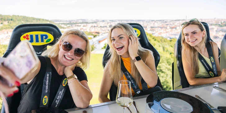Adrenalinová romantika v oblacích nad Prahou: tapas, oběd či večeře od Dinner in the Sky