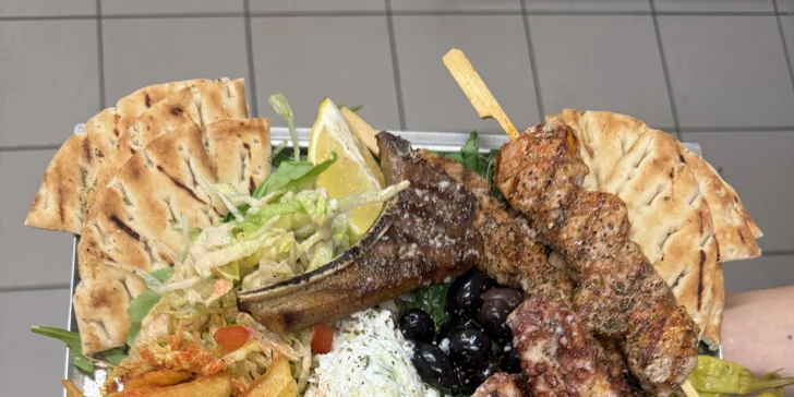 Plato řeckých masových či grilovaných specialit i s láhví prosecca pro 2 osoby