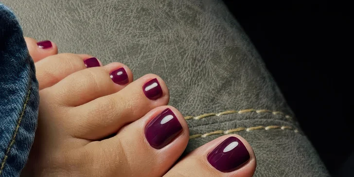 Pedikúra v beauty salonu v Libni: bez lakování, s gel lakem nebo pánská