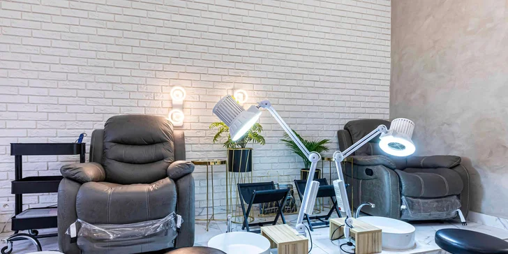 Pedikúra v beauty salonu v Libni: bez lakování, s gel lakem nebo pánská