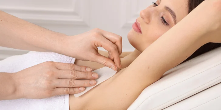 Depilace voskem či cukrovou pastou: obličej, podpaží, záda, nohy, ruce či intimní partie