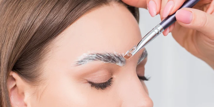 Laminace řas či obočí, hloubkové čištění pleti i péče za použití galvanické žehličky