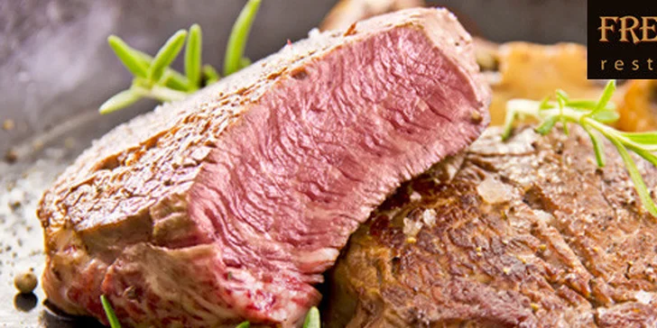 Dva vysoké hovězí steaky z mladého býčka na grilu v podskalské Fregatě