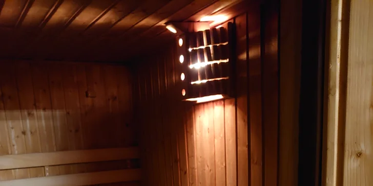 Privátní relax: 2 hodiny v sauně pro 1 až 3 osoby, odpočívárna s krbem