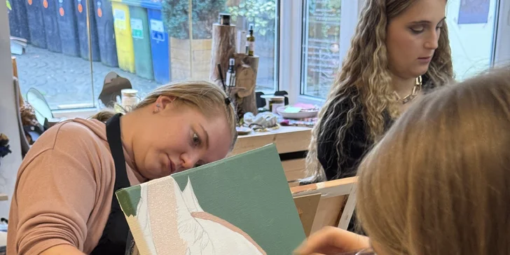 Kreativní dárek: kurz zážitkového malování akrylem v centru Liberce