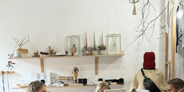 Kreativní dárek: kurz zážitkového malování akrylem v centru Liberce