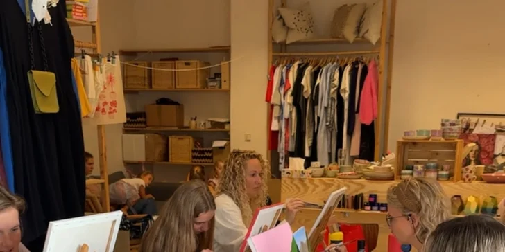 Kreativní dárek: kurz zážitkového malování akrylem v centru Liberce