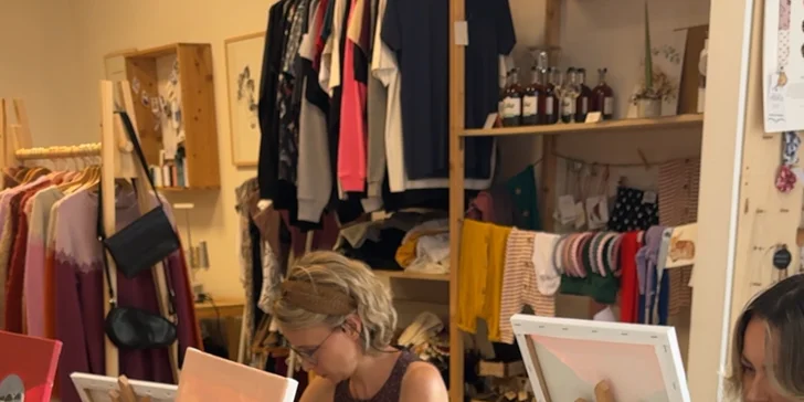 Kreativní dárek: kurz zážitkového malování akrylem v centru Liberce