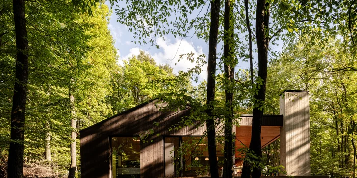 Luxusní chalet uprostřed lesa nedaleko Ostřihomi, polopenze i soukromý wellness