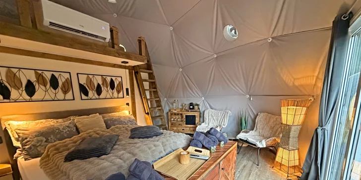 Luxusní glampingová kupole na východě Čech se saunou a vířivkou i snídaní
