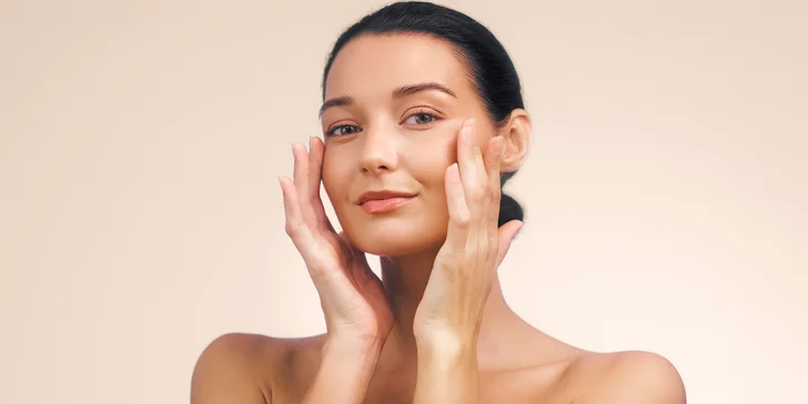 Pro hladkou pleť bez vrásek: ošetření studenou plazmou v luxusním estetickém studiu