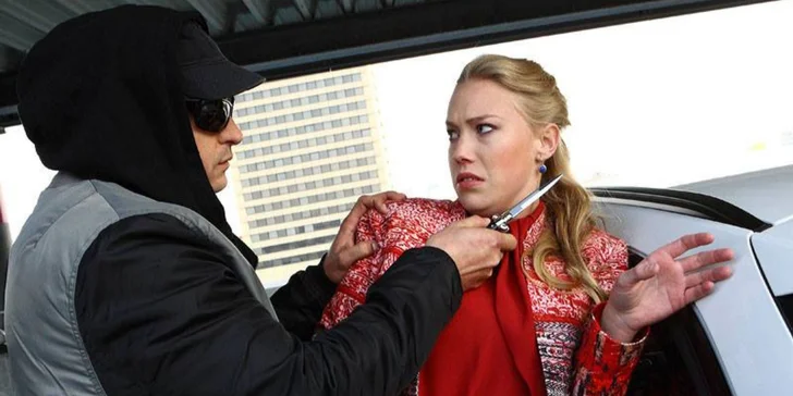 Sebeobrana krav maga: kurz proti noži nebo na použití pepřového spreje