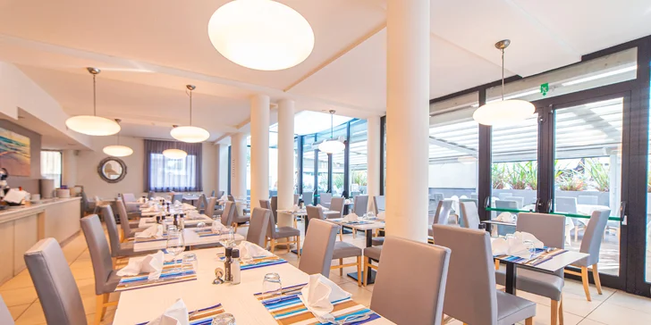 Relax v Rimini: hotel přímo u pláže, snídaně, polopenze nebo plná penze, bazén i wellness