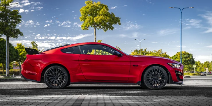 Brutální jízda v Mustangu GT Shelby paket: až 50 minut včetně dálniční známky