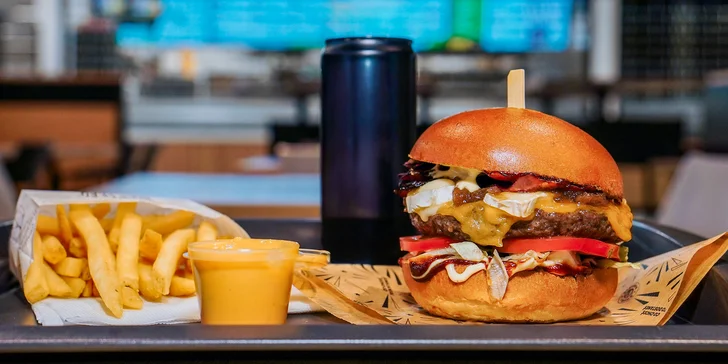 Burger menu: 100% hovězí z českého chovu, americká BBQ omáčka, hranolky i nápoj, 2 pobočky