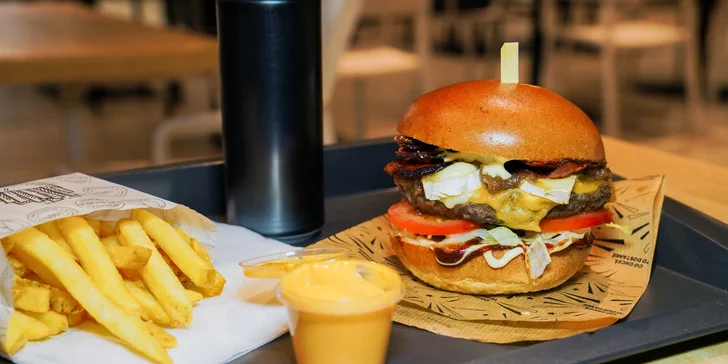 Burger menu: 100% hovězí z českého chovu, americká BBQ omáčka, hranolky i nápoj, 2 pobočky