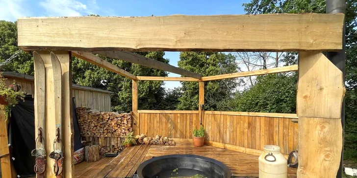 Glamping na severu Čech s rybníkem a horkou lázní: ubytování až pro 6 osob