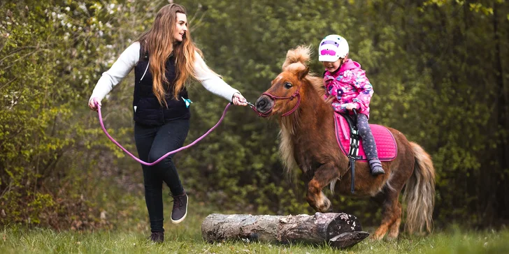 Zážitek na poníkové farmě: péče o poníky i projížďka s hledáním pokladu či plněním úkolů