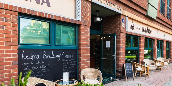 Káva a dezert nebo croissant pro 1 nebo 2 osoby v kavárně Broadway