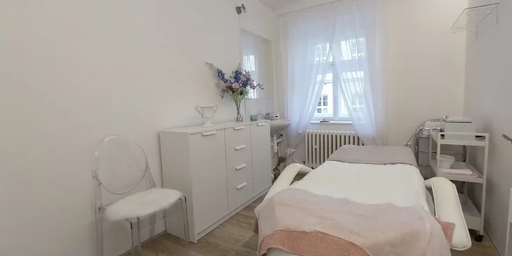 Chůze jako po obláčku: Suchá pedikúra s thajskou masáží nohou