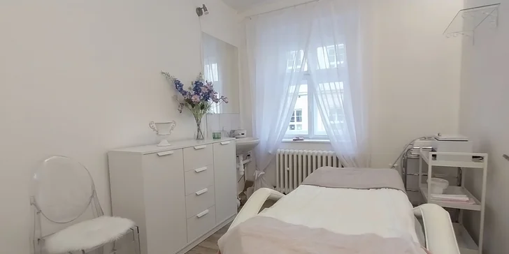 Chůze jako po obláčku: Suchá pedikúra s thajskou masáží nohou