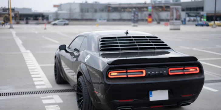 Superjízda v nadupaném Dodge Challenger na 15–50 minut i pronájem třeba na celý den