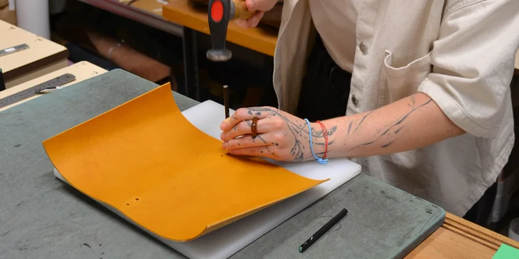 Workshopy práce s kůží: vyrobte si poznámkový blok, opasek nebo psaníčko