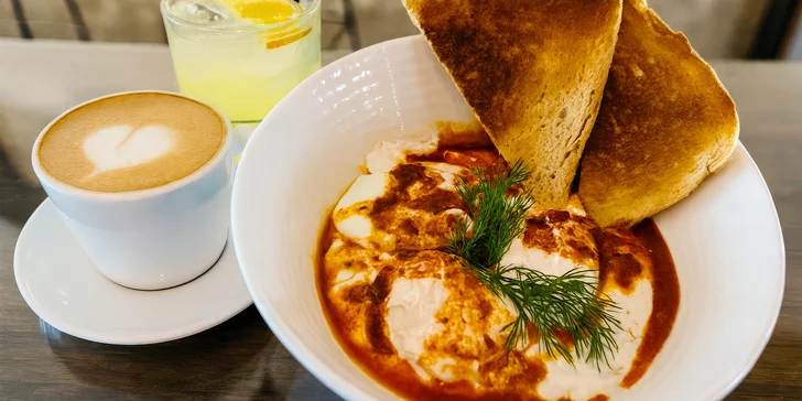 Snídaňové menu pro 1 až 2 osoby: avokádový sendvič nebo turecká vejce včetně nápojů