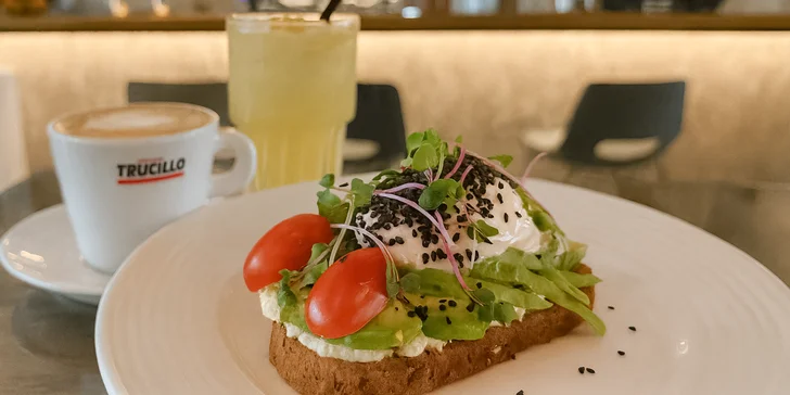 Snídaňové menu pro 1 až 2 osoby: avokádový sendvič nebo turecká vejce včetně nápojů