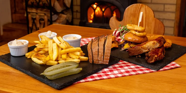 Masové prkno plné dobrot: žebra, řízky, burger, roastbeef a přílohy