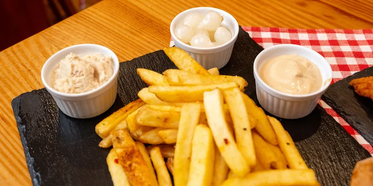 Masové prkno plné dobrot: žebra, řízky, burger, roastbeef a přílohy