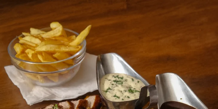 Mix grilovaných dobrot: steaky z pravé svíčkové, zvěřinová klobása i hranolky, 500 g