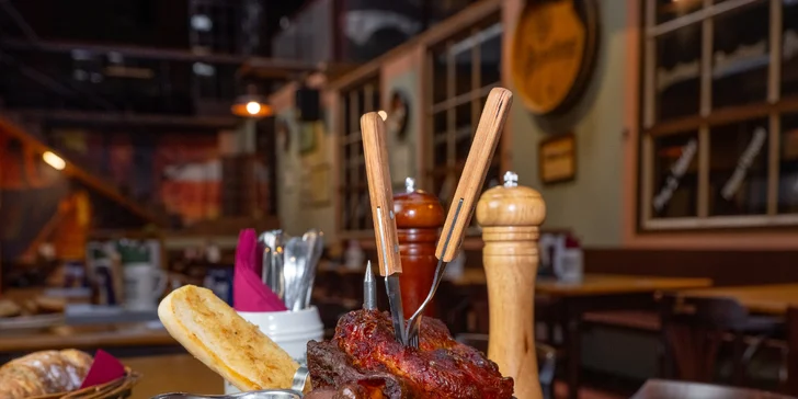 Masové prkno s kolenem, žebry, křídly a tatarákem, hodina bowlingu i 8 velkých piv