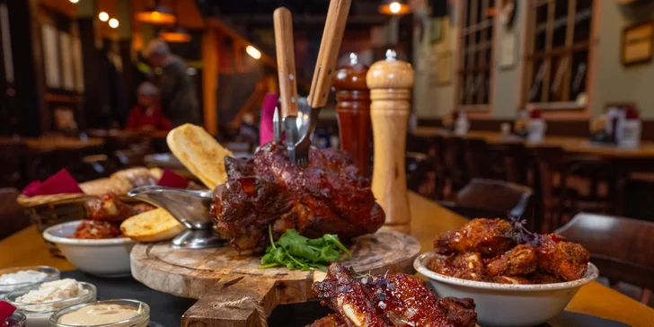 Masové prkno s kolenem, žebry, křídly a tatarákem, hodina bowlingu i 8 velkých piv