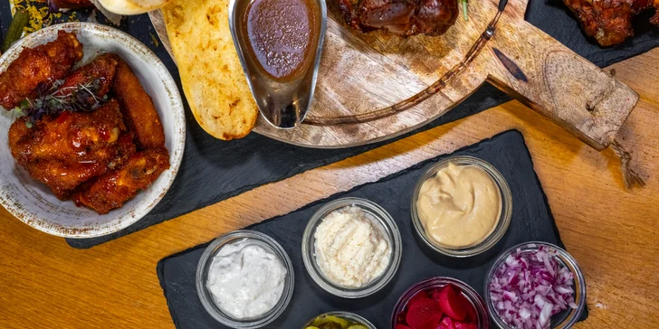 Masové prkno s kolenem, žebry, křídly a tatarákem, hodina bowlingu i 8 velkých piv